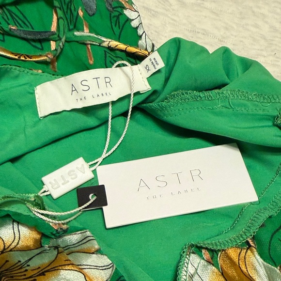 NEW Astr Vibrant Green Floral Dress XS - Picture 2 of 5